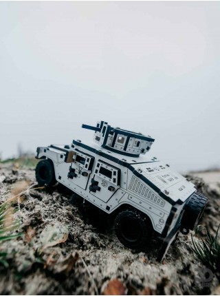 Військовий позашляховик, білий