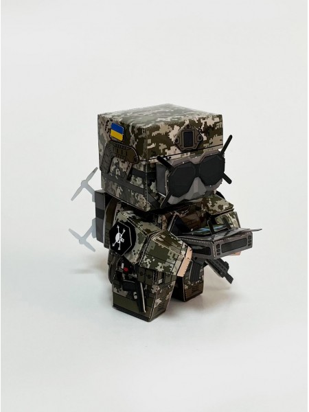 Пілот FPV-дрона з паперу